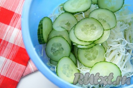 Огурец нарезать произвольным образом и добавить в салат.