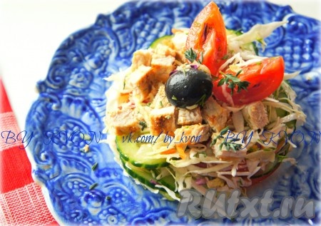 Салат с жареным мясом и капустой