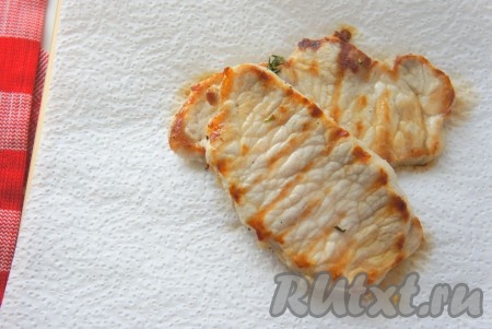 Мясо тщательно промыть, (!) обсушить, посолить, поперчить. Нагреть гриль и обжарить мясо на гриле с двух сторон по 1-2 минуты с каждой стороны. Если необходимо, то предварительно отбейте мясо перед жаркой.