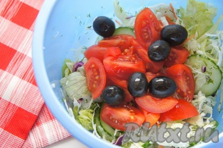 Добавить нарезанные помидоры и маслины.