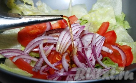 Добавить прямо в миску оливковое масло.