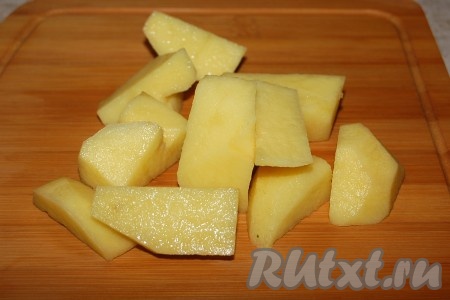 Картофель почистить, нарезать не очень крупно и через 1,5 часа от начала варки мяса добавить в кастрюлю.
