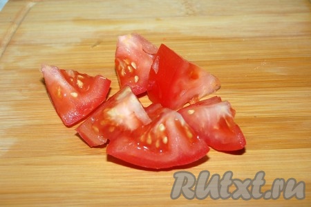 Помидоры нарезать небольшими кусочками.