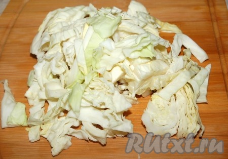 Капусту нарезать для щей не очень крупно.
