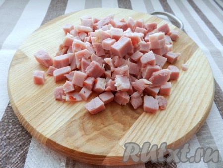 Нарезать карбонад кубиками.