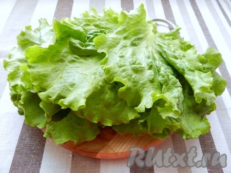Листья салата вымыть и обсушить.