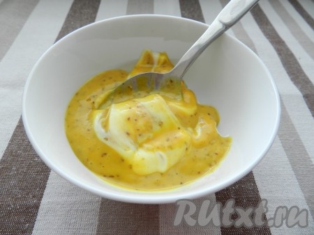 Смешать горчично-апельсиновый соус с майонезом и добавить оригинальную заправку в салат.
