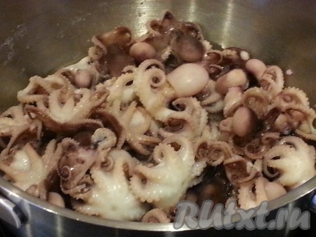 Осьминогов вымыть, положить в кастрюлю, поставить на медленный огонь, вода должна выпариться. Это долгий процесс, наберитесь терпения!
