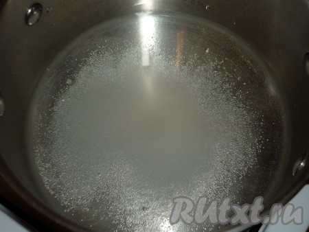 Готовим пропитку для нашего рулета: в кастрюлю насыпать сахар, залить водой. Помешивая, сироп довести до кипения, затем охладить.
