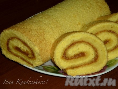 Бисквитный рулет с кокосовой стружкой и вареньем