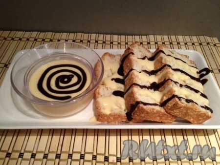 Соус немного остужаем и подаем отдельно от бисквита или полив заранее. Я дополнительно полила пирог "Пища ангелов" готовым шоколадный соусом.
