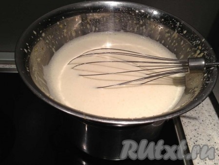 Вводим в желтки молоко тонкой струйкой, постоянно помешивая. Ставим соус на водяную баню и готовим, помешивая, до небольшого загустения.