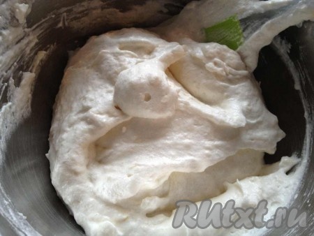 В муку добавляем лимонную цедру, ванилин. Туда же вводим белки по две порции и аккуратно перемешиваем, снизу-вверх.
