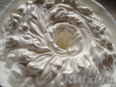 Белки взбиваем со щепоткой соли до мягких вершинок, затем добавляем оставшийся сахар и взбиваем, пока масса не станет блестящей и плотной.