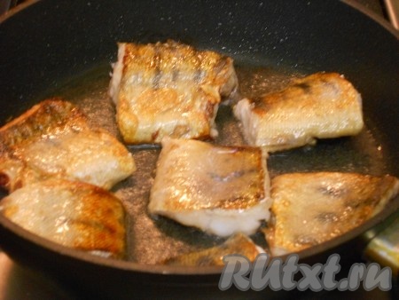 Филе рыбы разморозить, вымыть, обсушить, нарезать на порционные кусочки, посолить и поперчить. На другой сковороде очень хорошо разогреть 2 столовые ложки растительного масла, выложить кусочки рыбного филе и обжарить рыбку с двух сторон до золотистой корочки на среднем огне. Жарить до готовности не следует, так как рыбка ещё будет тушиться.