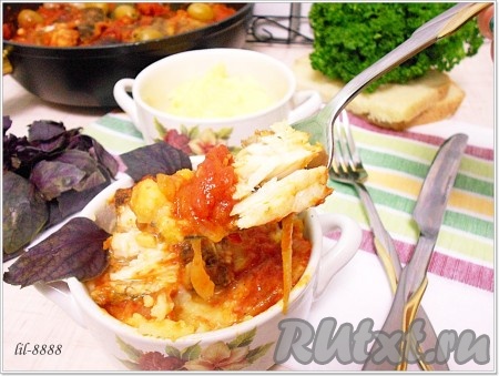 Подавать такую рыбу нужно в горячем виде, дополнив гарниром (например, картофельным пюре или макаронами), который можно полить соусом, приготовленным с помидорами в собственном соку, в котором тушилась рыбка.