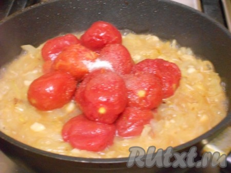 Влить в сковороду 100 мл горячей воды, дать закипеть, а затем тушить овощи 2 минуты на небольшом огне. Достать из банки помидоры в собственном соку и добавить их в сковороду, всыпать сахар, перемешать, довести до кипения и тушить получившийся соус на небольшом огне в течение 15 минут, периодически перемешивая.