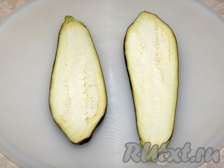 Лук и чеснок очистить, удалить семена из болгарского перца. Баклажан вымыть, обсушить и разрезать на две половинки.