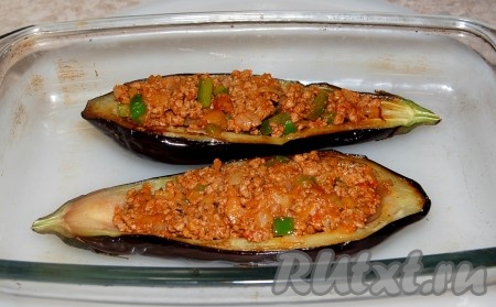 Половинки баклажанов наполнить фаршем и разместить в форме для запекания.