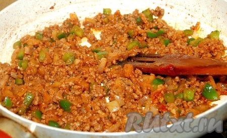 Перемешать, добавить соль, чёрный молотый перец, достаточно мелко нарезанный болгарский перец, перемешать и обжаривать 5 минут (пока не выкипит лишняя жидкость), не забывая иногда перемешивать. Снять с огня и дать немного остыть.