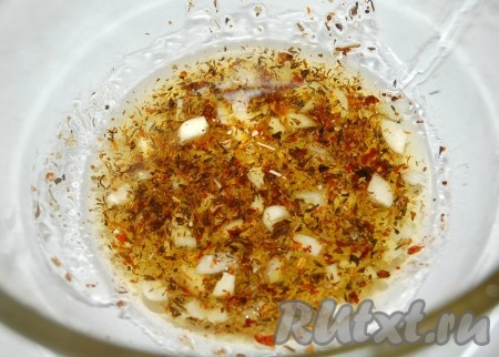 Тщательно перемешать содержимое миски и маринад для кебабов из говядины готов.