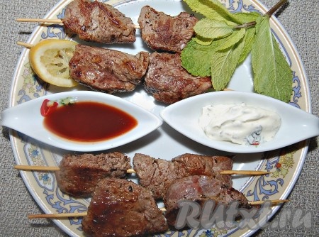  Дополнить мясо можно сметанным и томатным соусом.