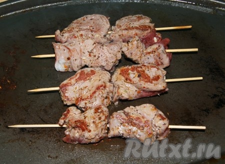 Разогреть гриль или обычную сковороду, поместить кебабы на шпажках и жарить их, всё время переворачивая, чтобы они равномерно прожарились на среднем огне. На обжаривание требуется, как правило, от 15 до 25 минут. Всё зависит от качества говядины. Масло добавлять не нужно, так как кебабы мы мариновали с использованием масла.
