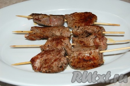 Готовые кебабы из говядины переложить со сковороды на блюдо для подачи.