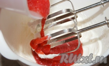 Взбить сливки вместе с сахаром до состояния пышности, затем добавить клубничное пюре.
