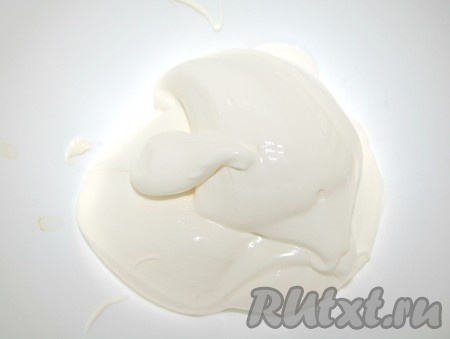 В миску поместить жирные сливки.