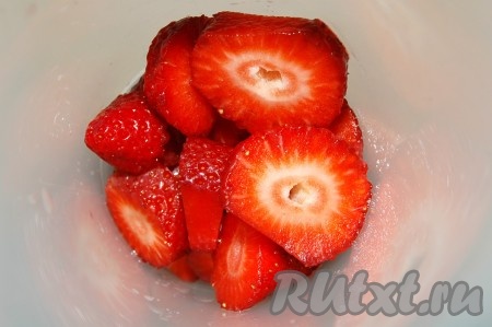 Клубнику перебрать, помыть, обсушить, нарезать и поместить в погружной блендер.