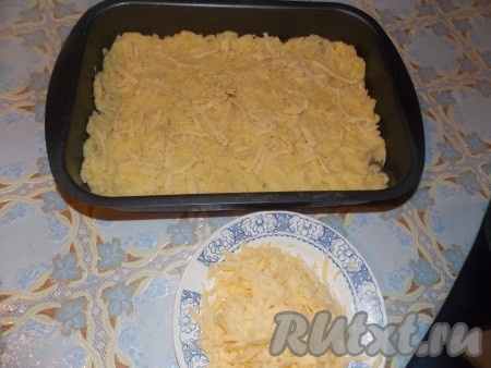 Картофель почистить и сварить. Затем из картошки приготовить пюре с добавлением соли, яиц и сухого укропа. Лук и грибы порезать, обжарить, затем добавить сметану и несколько минут потушить.
Начинаем формировать нашу запеканку. На дно противня, смазанного растительным маслом, разместить половину картофельного пюре. При желании можно слегка присыпать сыром, натёртым на тёрке.