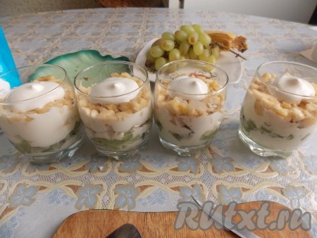 Смазать бананы сметаной. 
