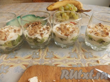 Киви смазать сметаной и посыпать порезанными грецкими орехами.
