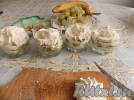 Следующим слоем выложить вторую половину зефира, опять смазать сметаной и посыпать орешками.
