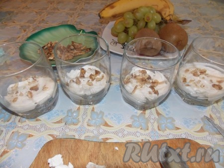 Смазать зефир сметаной и присыпать частью измельченных грецких орехов.
