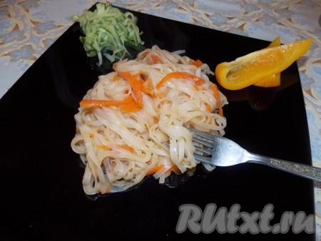 Рисовая лапша, обжаренная с овощами