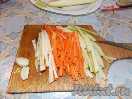 Затем к обжаренным овощам, добавляем лапшу (которую предварительно замачивали), добавляем соус для обжарки рисовой лапши, солим. Тушим минуты 3-4.
