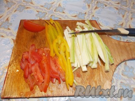 Пока лапша замачивается, нарезаем овощи и обжариваем их.
