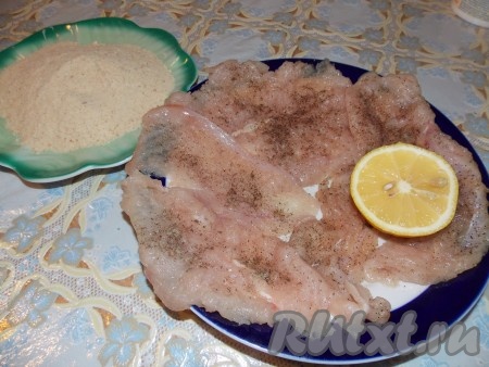Мясо отбить, полить лимонным соком, посолить, поперчить и оставить "отдохнуть" на 10 минут. 