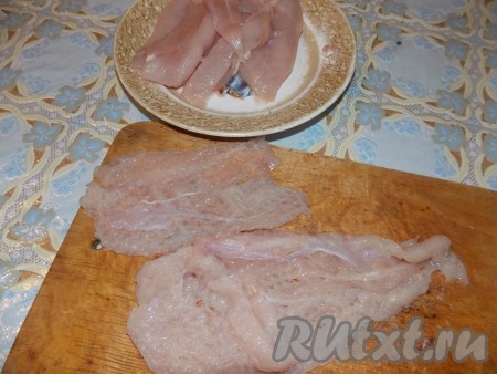 Мясо отбить, полить лимонным соком, посолить, поперчить и оставить "отдохнуть" на 10 минут. 