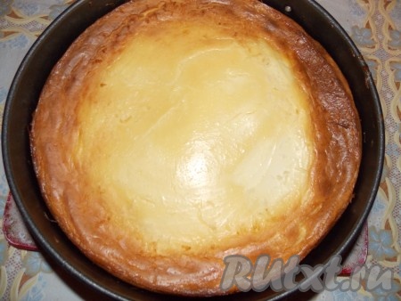 Получившуюся творожно-манную смесь перекладываем в форму для выпекания, слегка смазываем верх запеканки сметаной и отправляем в духовку примерно на 1 час при температуре 200 градусов. Вкусная, пышная творожно-манная запеканка готова.
