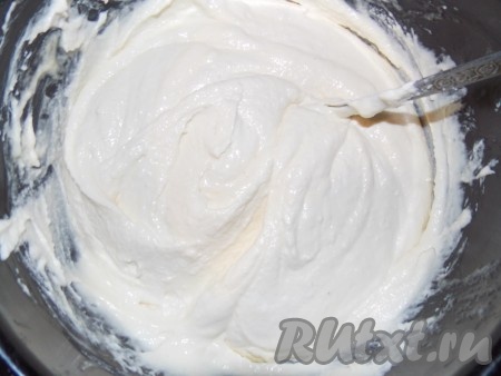 Манку смешиваем с молоком, добавляем 3 столовые ложки сметаны и еще раз тщательно перемешиваем. Получившуюся массу оставляем на 30-40 минут.
