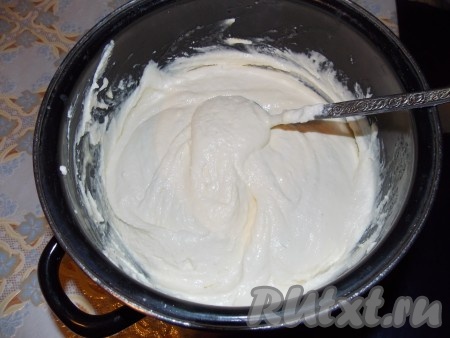 Затем творог взбиваем блендером с яйцами, сахаром, затем добавляем ванилин, кокосовую стружку и ещё раз взбиваем.
