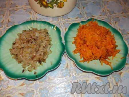 Лук очистить и порезать. Морковь очистить и натереть на тёрке. Морковь обжарить на растительном масле до готовности. Лук и измельченный чеснок обжарить на растительном масле до золотистого цвета. Лук и морковь надо обжаривать отдельно друг от друга.
