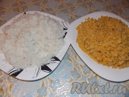Горох и рис отварить до готовности, остудить.
