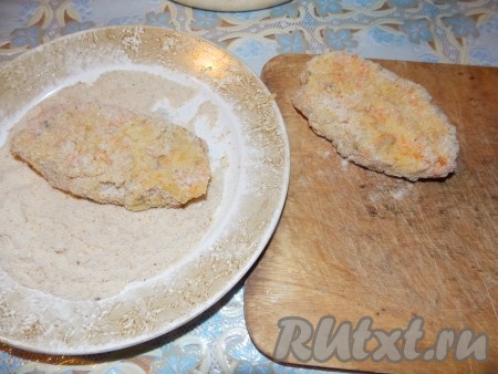 Сформировать котлеты и обвалять их в панировочных сухарях.
