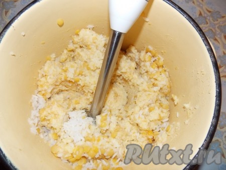 Смешать рис и горох, пюрировать с помощью блендера (или пропустить через мясорубку).
