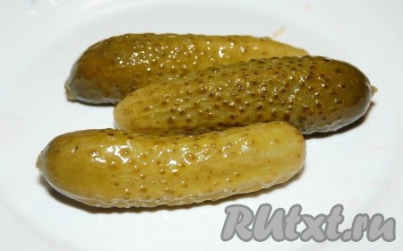 Маринованные мелкие огурчики использовать целиком.