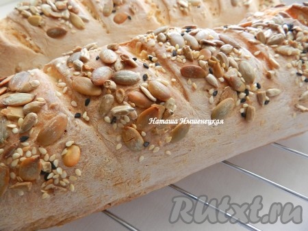 Готовые багеты переложить на решётку и остудить.